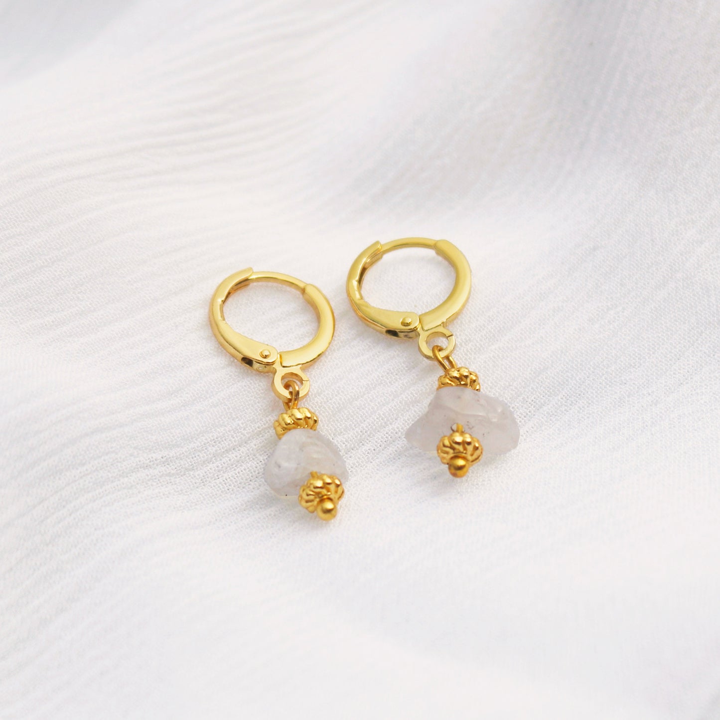 IRIS NATURAL QUARTZ HUGGIE EARRINGS IN 18K GOLD