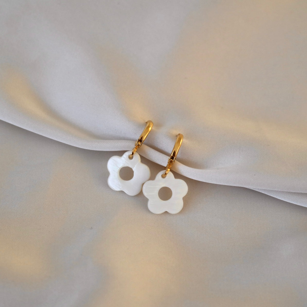 FRESHWATER SHELL FLOWER HUGGIE EARRINGS IN 18K GOLD