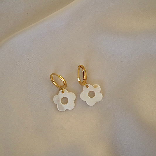 FRESHWATER SHELL FLOWER HUGGIE EARRINGS IN 18K GOLD