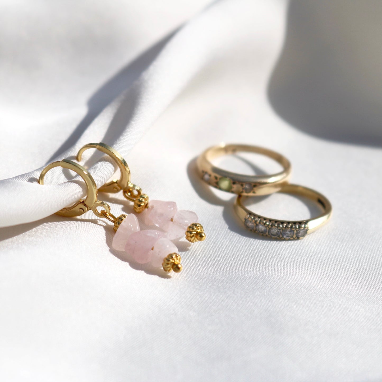 LILY ROSE QUARTZ HUGGIE EARRINGS IN 18K GOLD