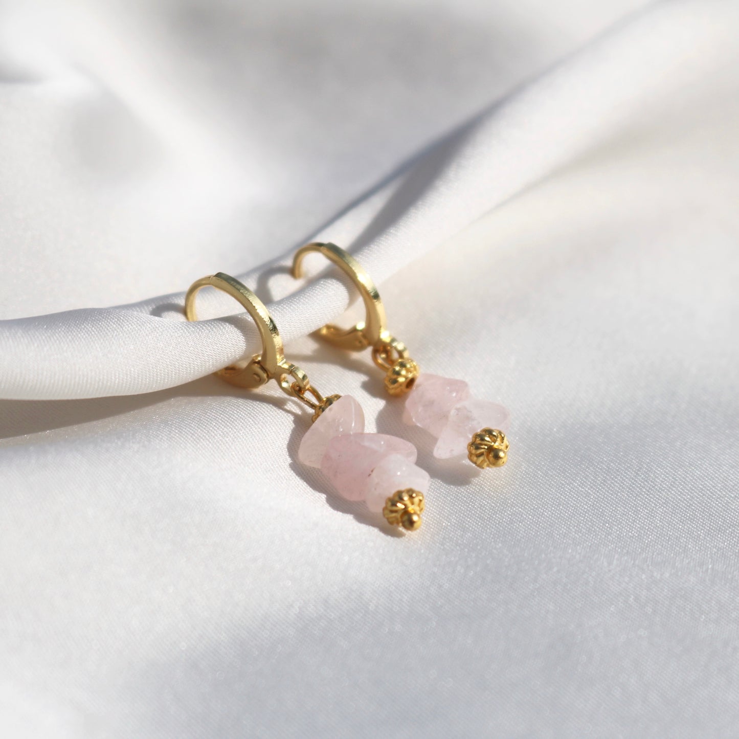 LILY ROSE QUARTZ HUGGIE EARRINGS IN 18K GOLD