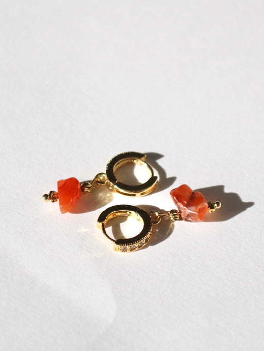 IVY RED AGATE HUGGIE EARRINGS IN 18K GOLD