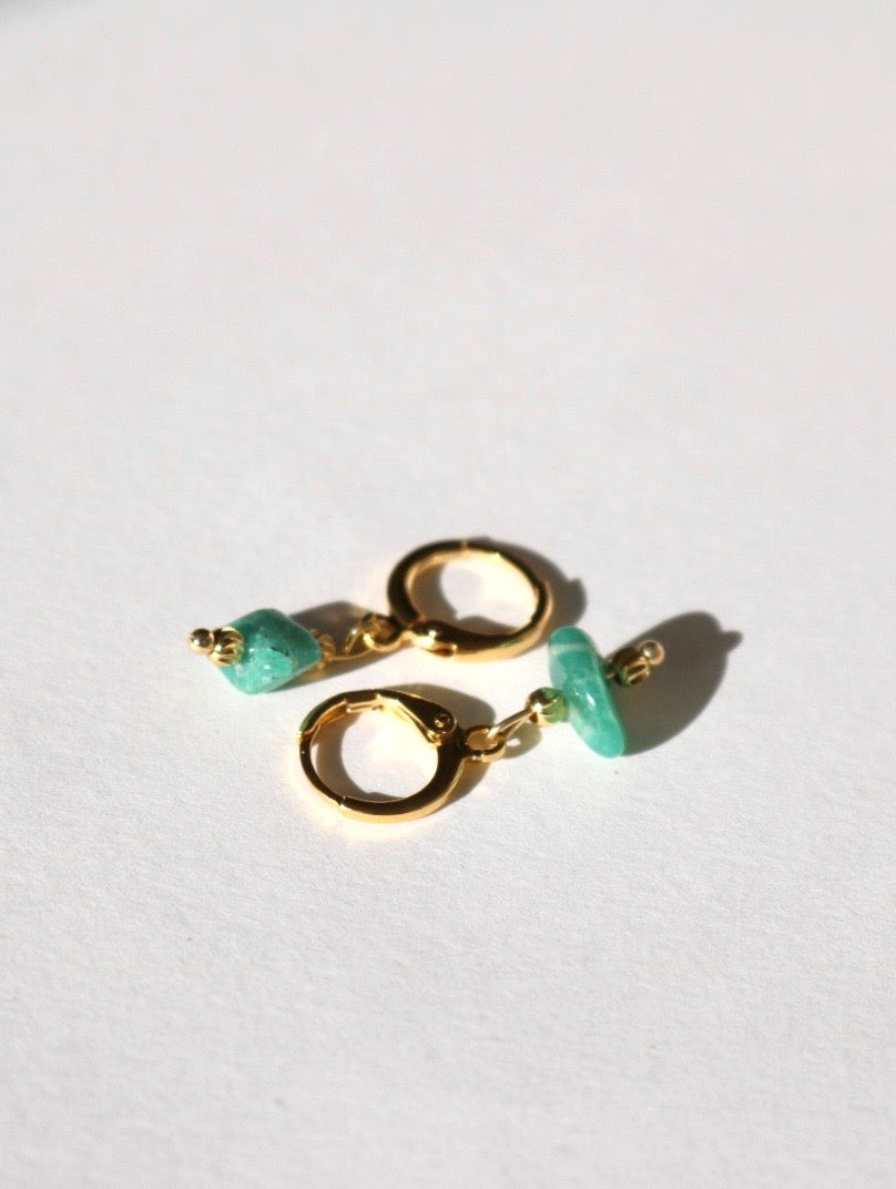 IRIS AMAZONITE HUGGIE EARRINGS IN 18K GOLD