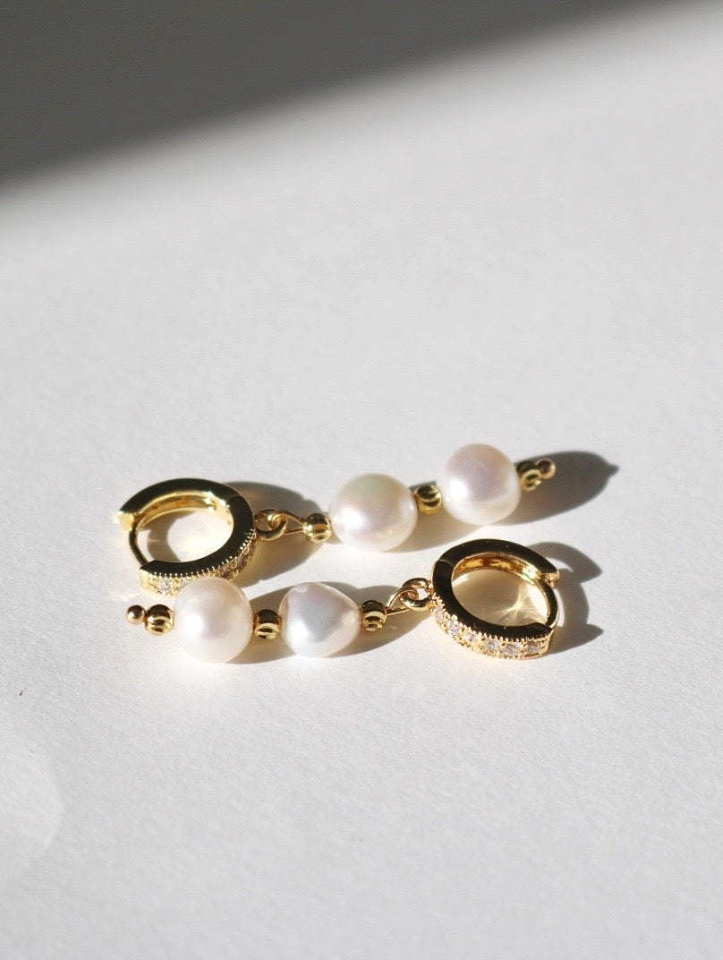 SUNRISE FRESHWATER PEARL HUGGIE EARRINGS IN 18K GOLD