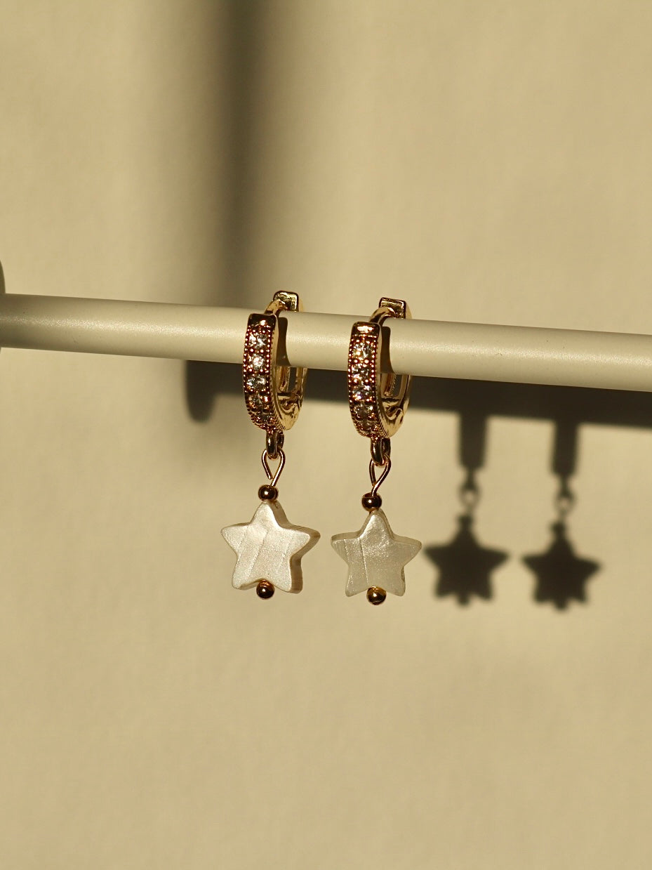 FRESHWATER SHELL STAR HUGGIE EARRINGS IN 18K GOLD