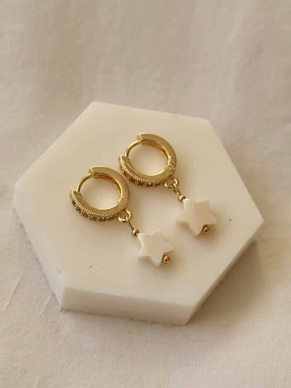 FRESHWATER SHELL STAR HUGGIE EARRINGS IN 18K GOLD