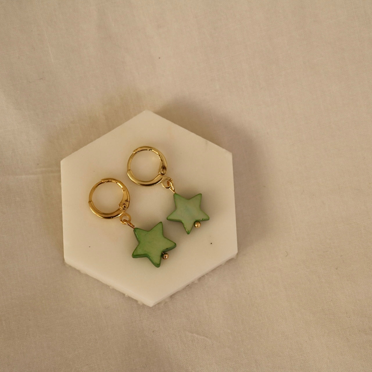 GREEN FRESHWATER SHELL STAR HUGGIE EARRINGS IN 18K GOLD