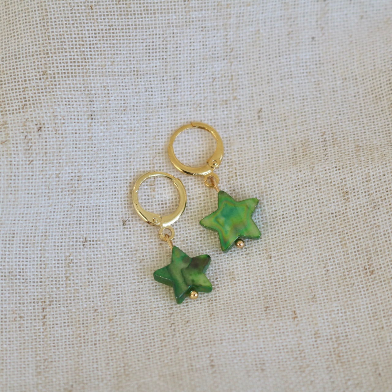 GREEN FRESHWATER SHELL STAR HUGGIE EARRINGS IN 18K GOLD