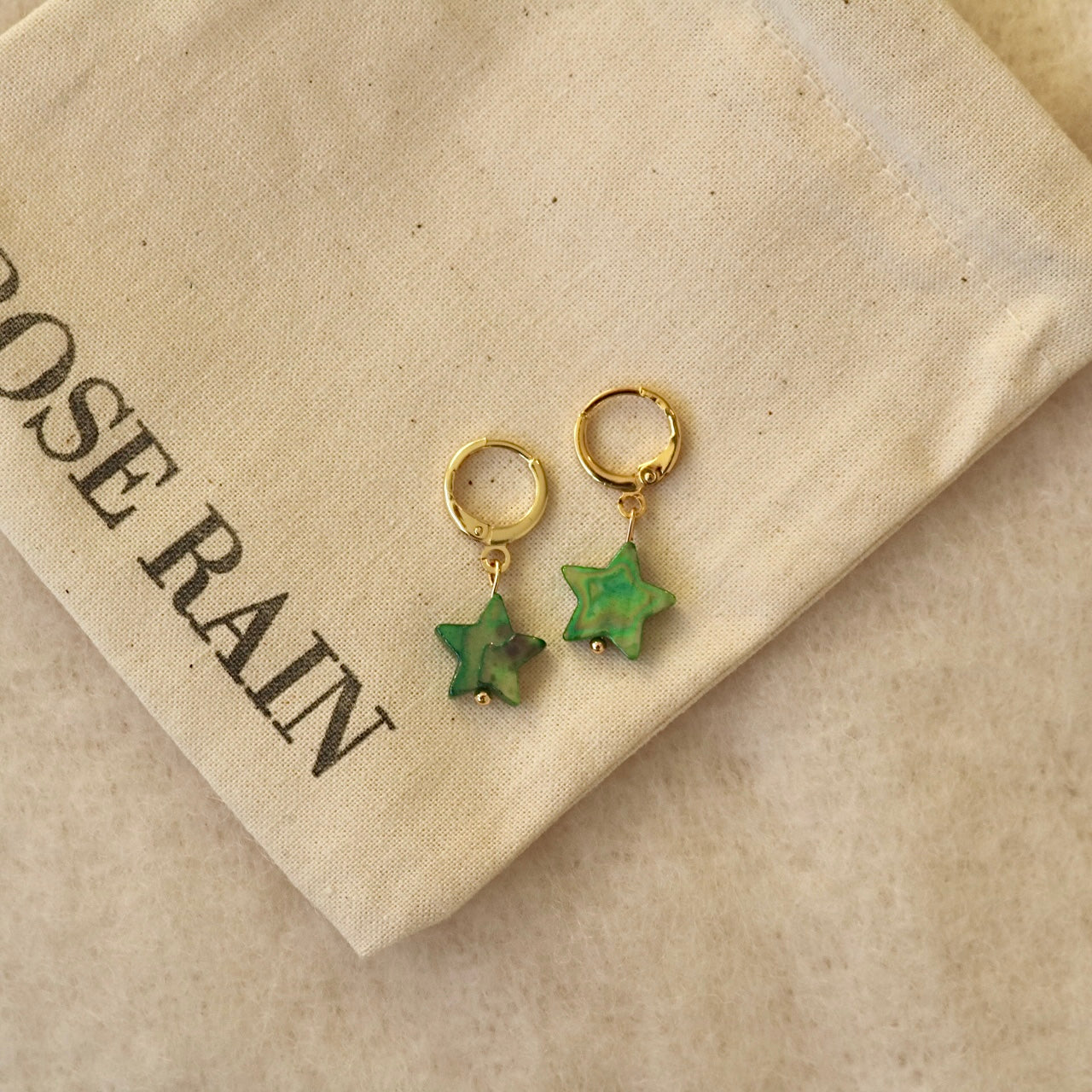 GREEN FRESHWATER SHELL STAR HUGGIE EARRINGS IN 18K GOLD