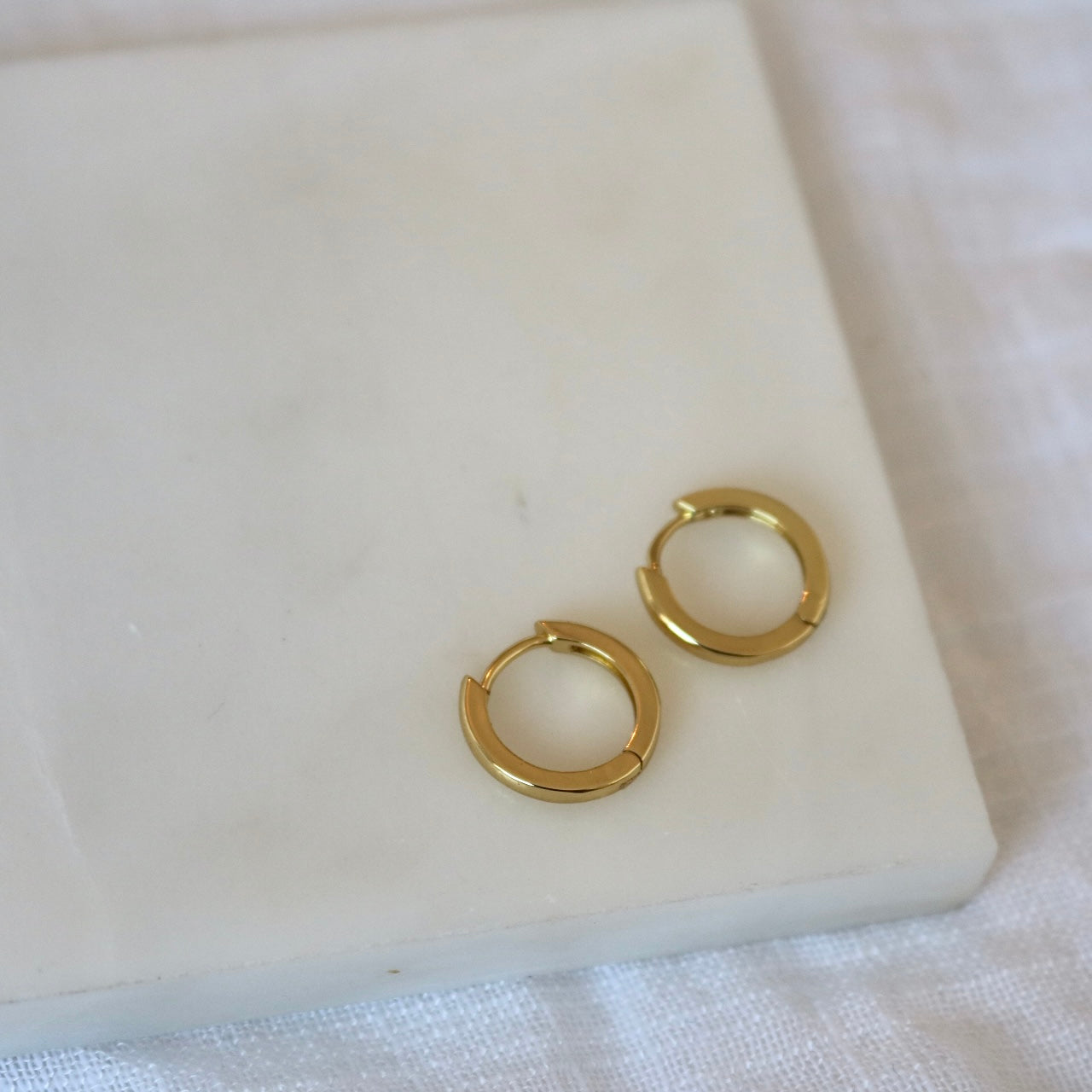 ARIA HUGGIE HOOPS IN 18K GOLD