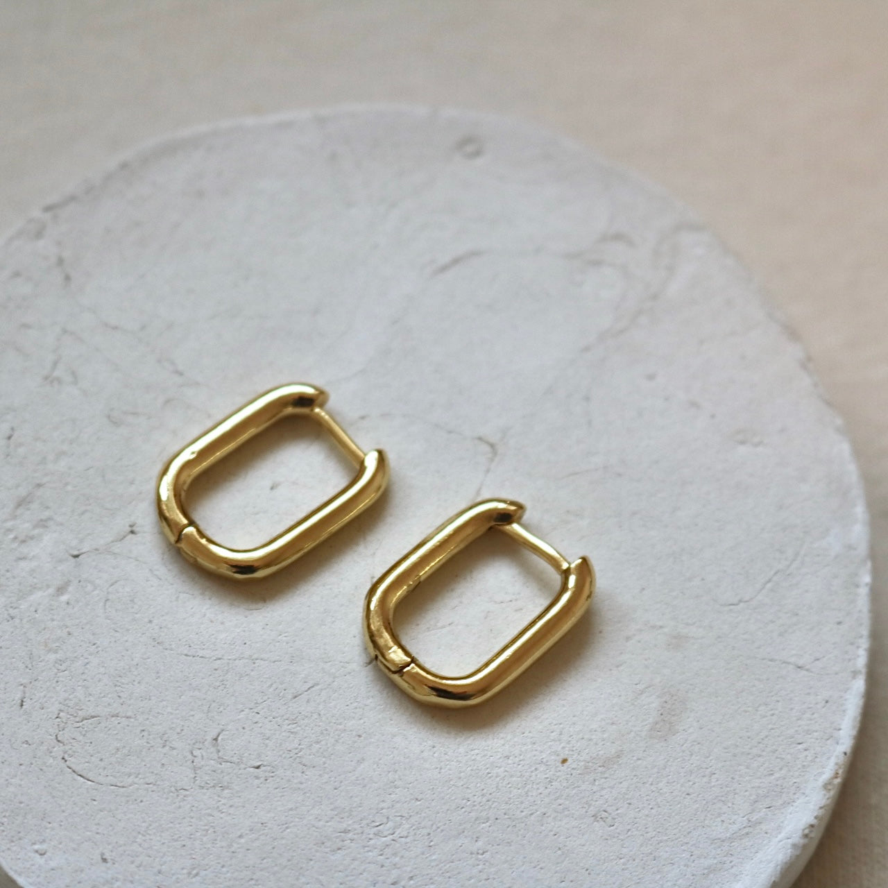 OVAL HOOPS WITH DETACHABLE HEART IN 18K GOLD