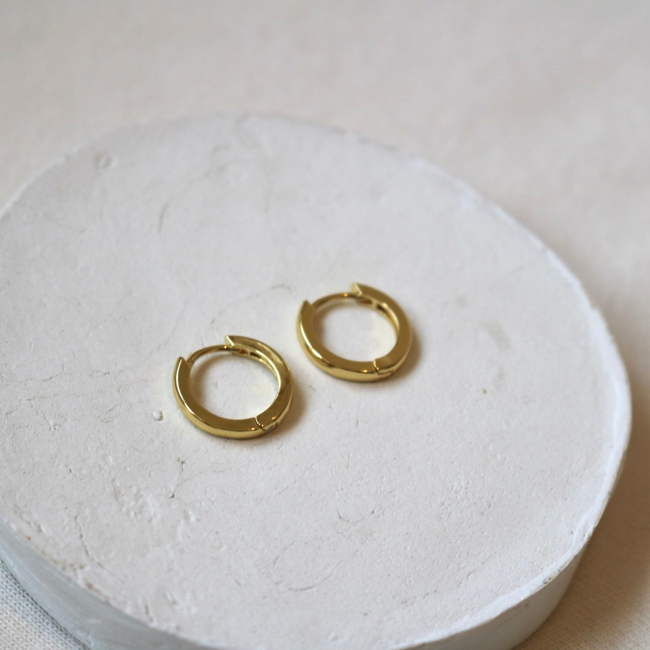 ARIA HUGGIE HOOPS IN 18K GOLD