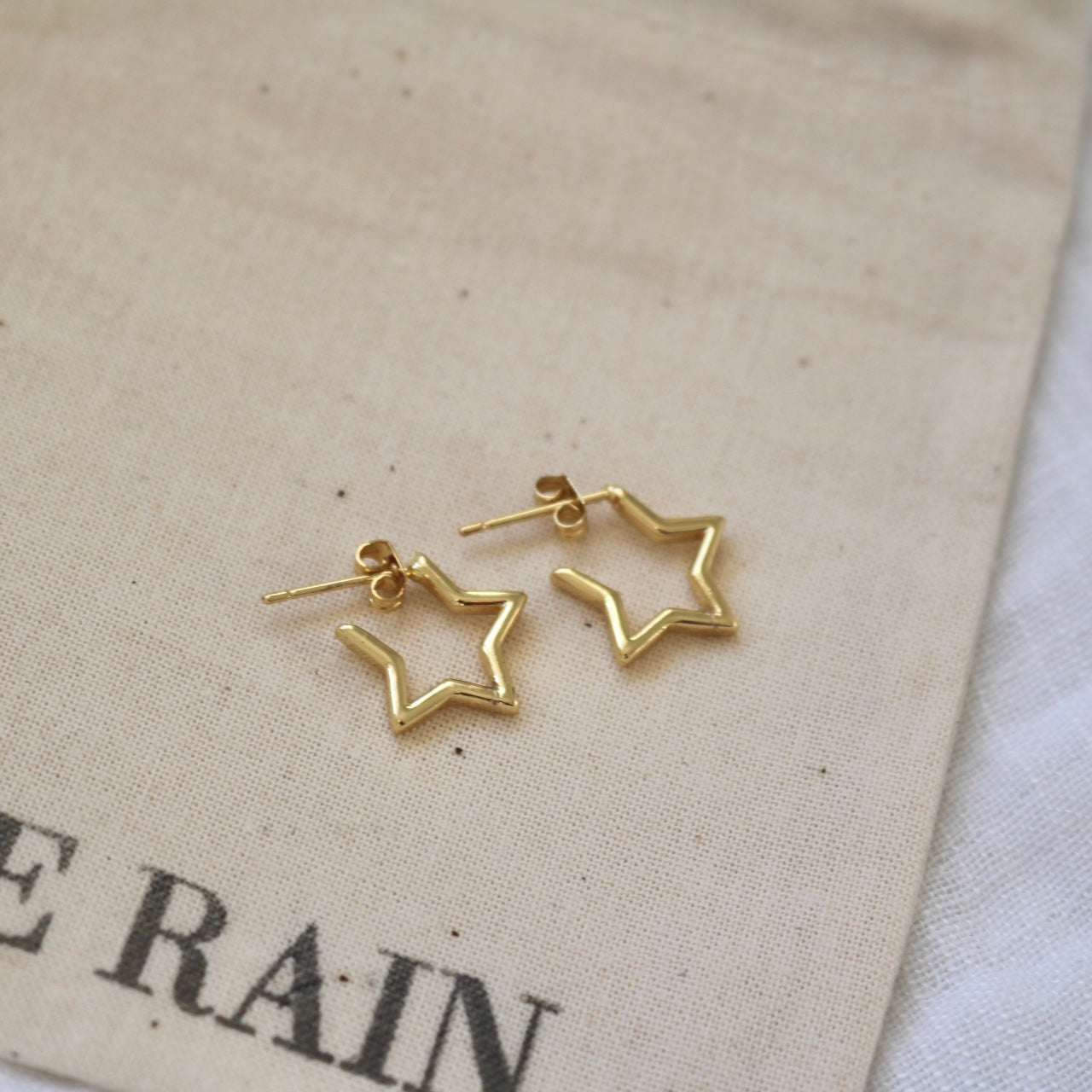 STAR STUD EARRINGS IN 18K GOLD