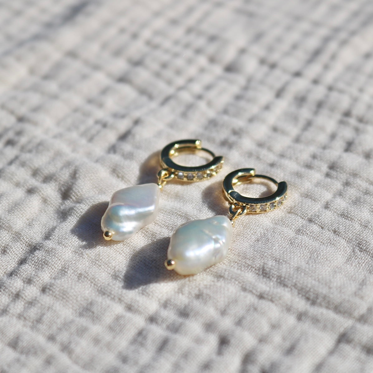 BAROQUE PEARL HUGGIE EARRINGS IN 18K GOLD