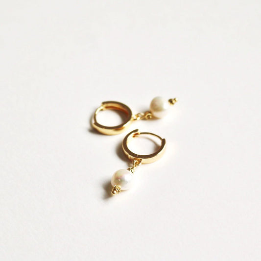 WILLOW FRESHWATER PEARL HUGGIE EARRINGS IN 18K GOLD