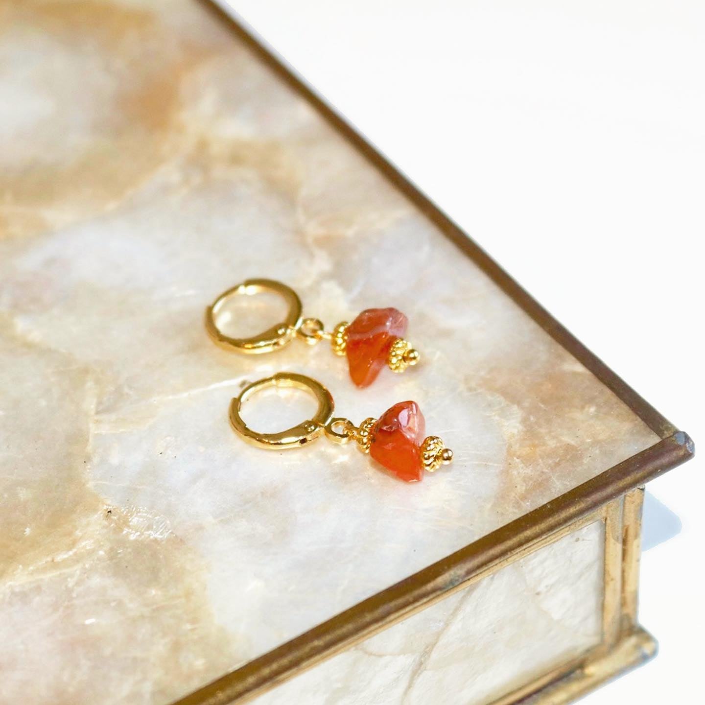 IRIS AGATE HUGGIE EARRINGS IN 18K GOLD