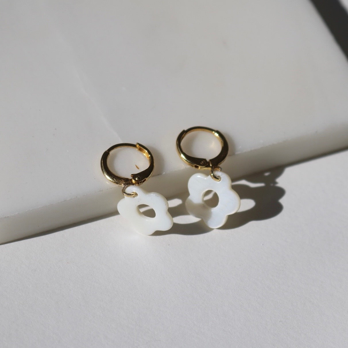 FRESHWATER SHELL FLOWER HUGGIE EARRINGS IN 18K GOLD