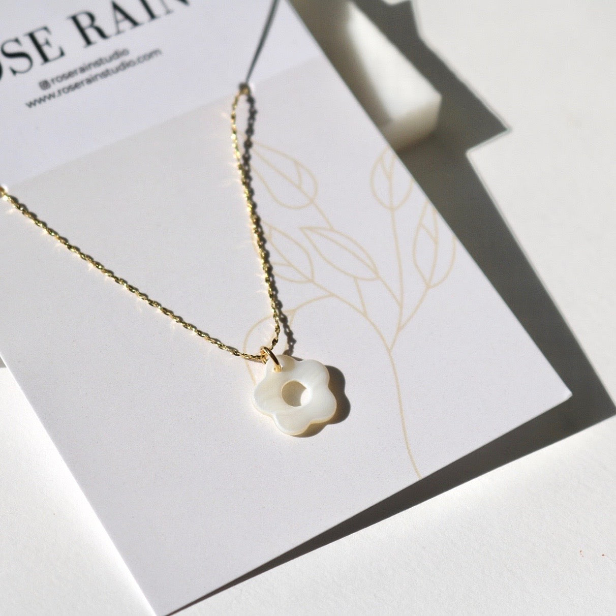 FRESHWATER SHELL FLOWER NECKLACE IN 18K GOLD