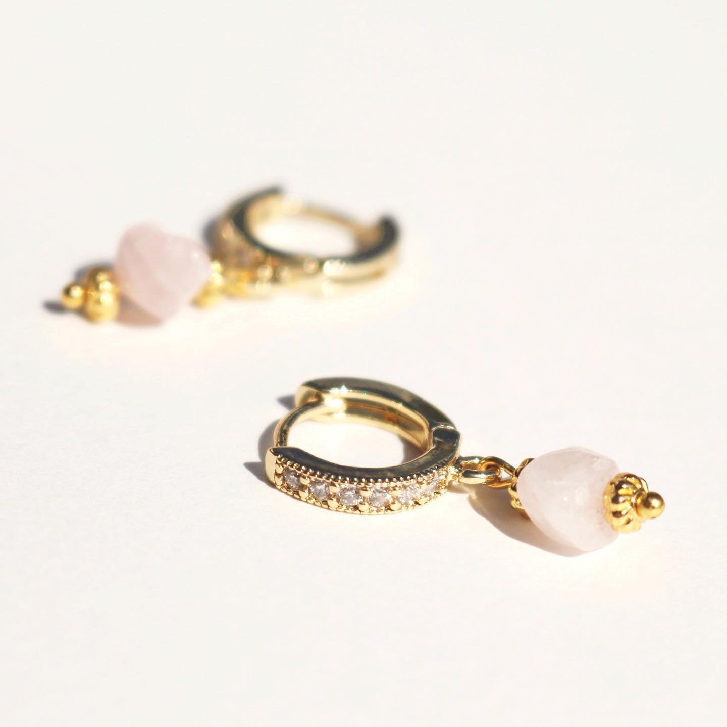 IVY ROSE QUARTZ HUGGIE EARRINGS IN 18K GOLD