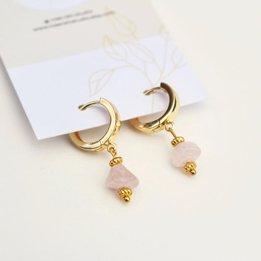 WILLOW ROSE QUARTZ HUGGIE EARRINGS IN 18K GOLD