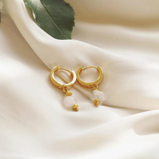 WILLOW NATURAL QUARTZ HUGGIE EARRINGS IN 18K GOLD