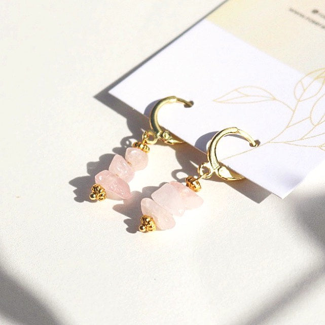 LILY ROSE QUARTZ HUGGIE EARRINGS IN 18K GOLD