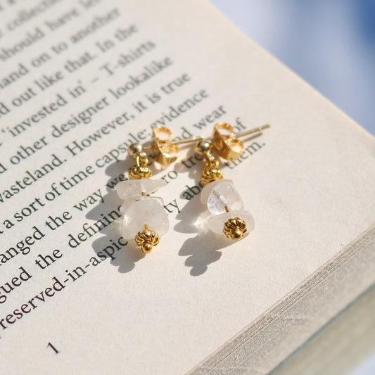 DAISY NATURAL QUARTZ STUD EARRINGS IN 18K GOLD