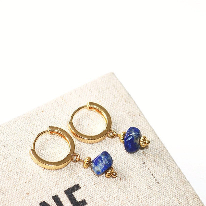 WILLOW LAPIS LAZULI HUGGIE EARRINGS IN 18K GOLD