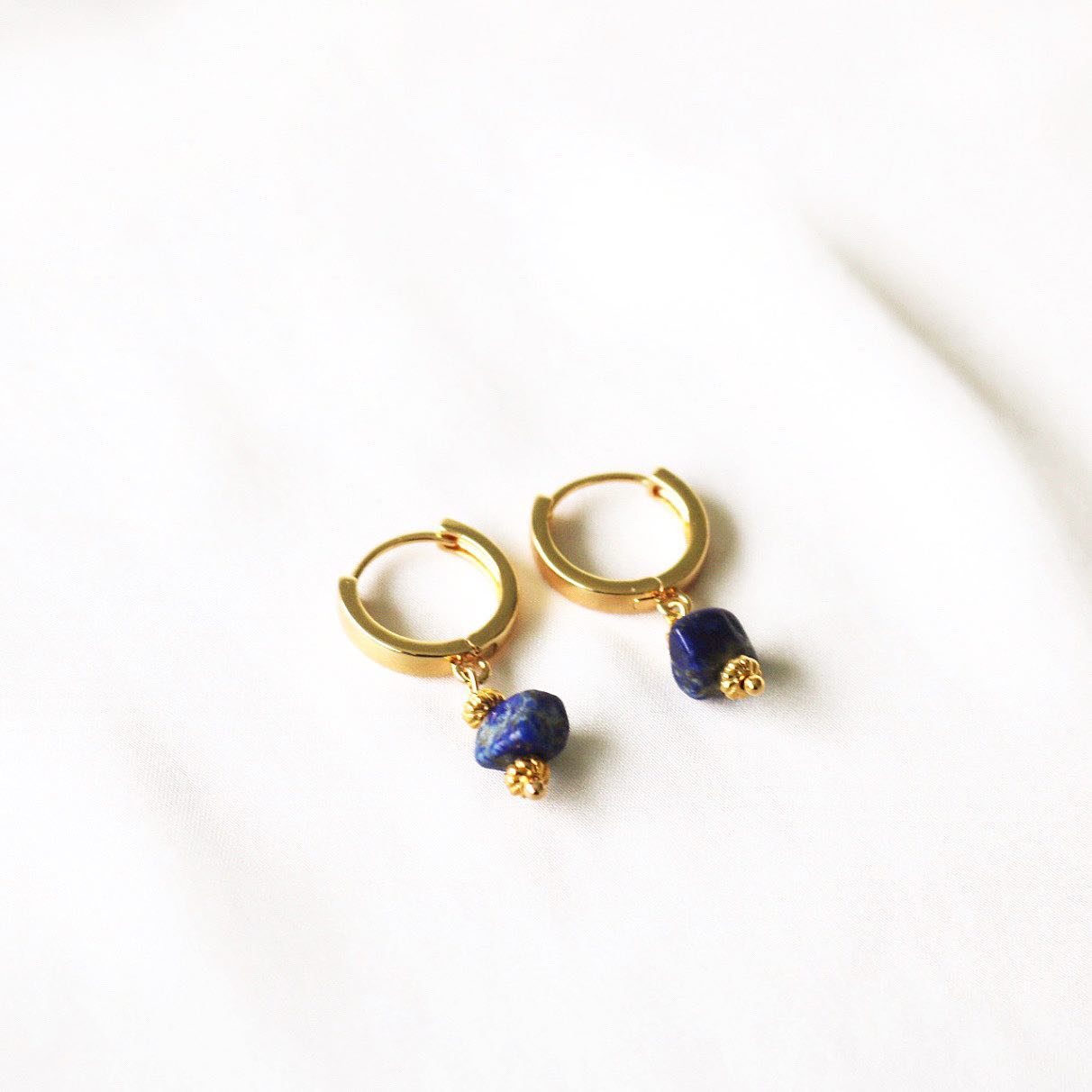 WILLOW LAPIS LAZULI HUGGIE EARRINGS IN 18K GOLD