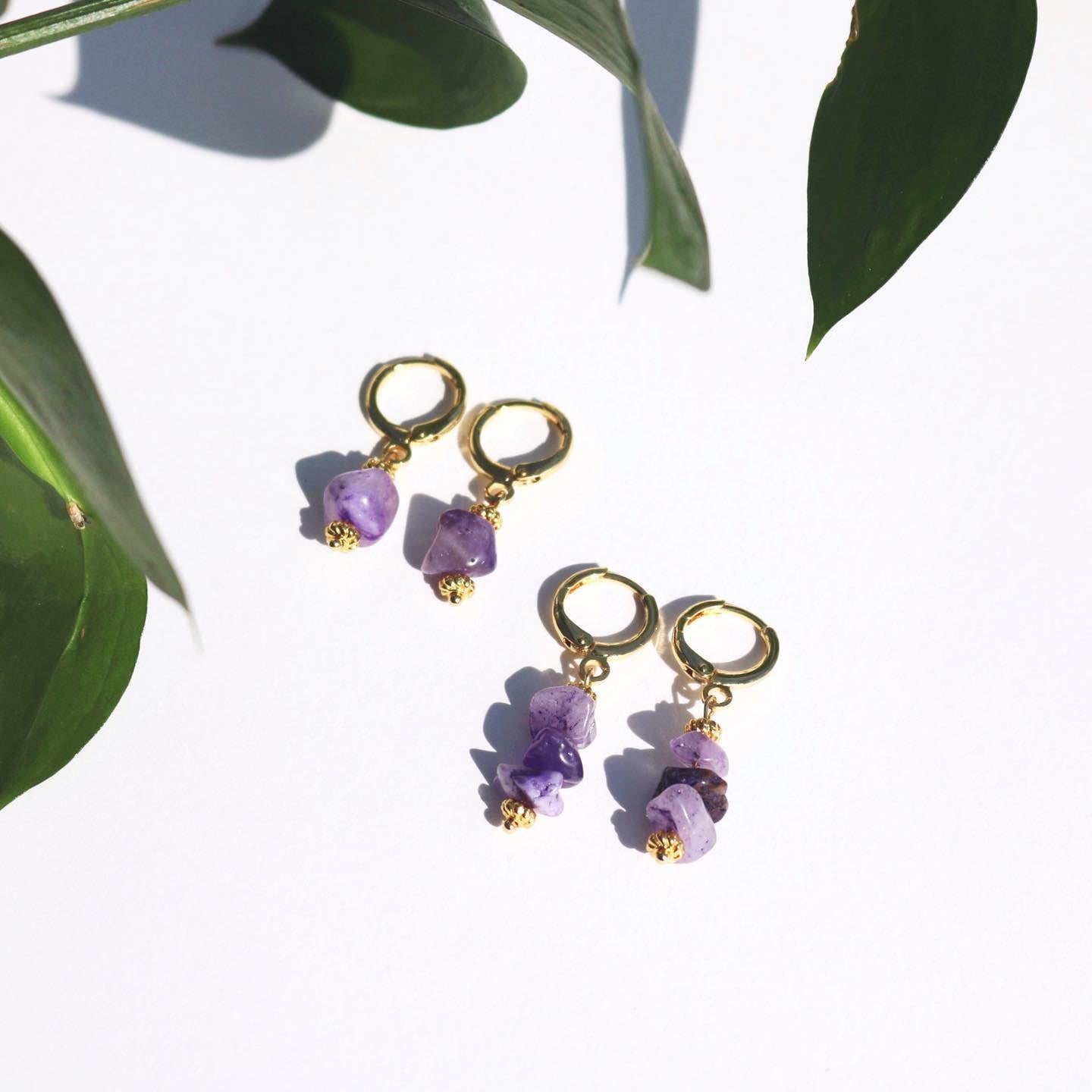 LILY AMETHYST HUGGIE EARRINGS IN 18K GOLD