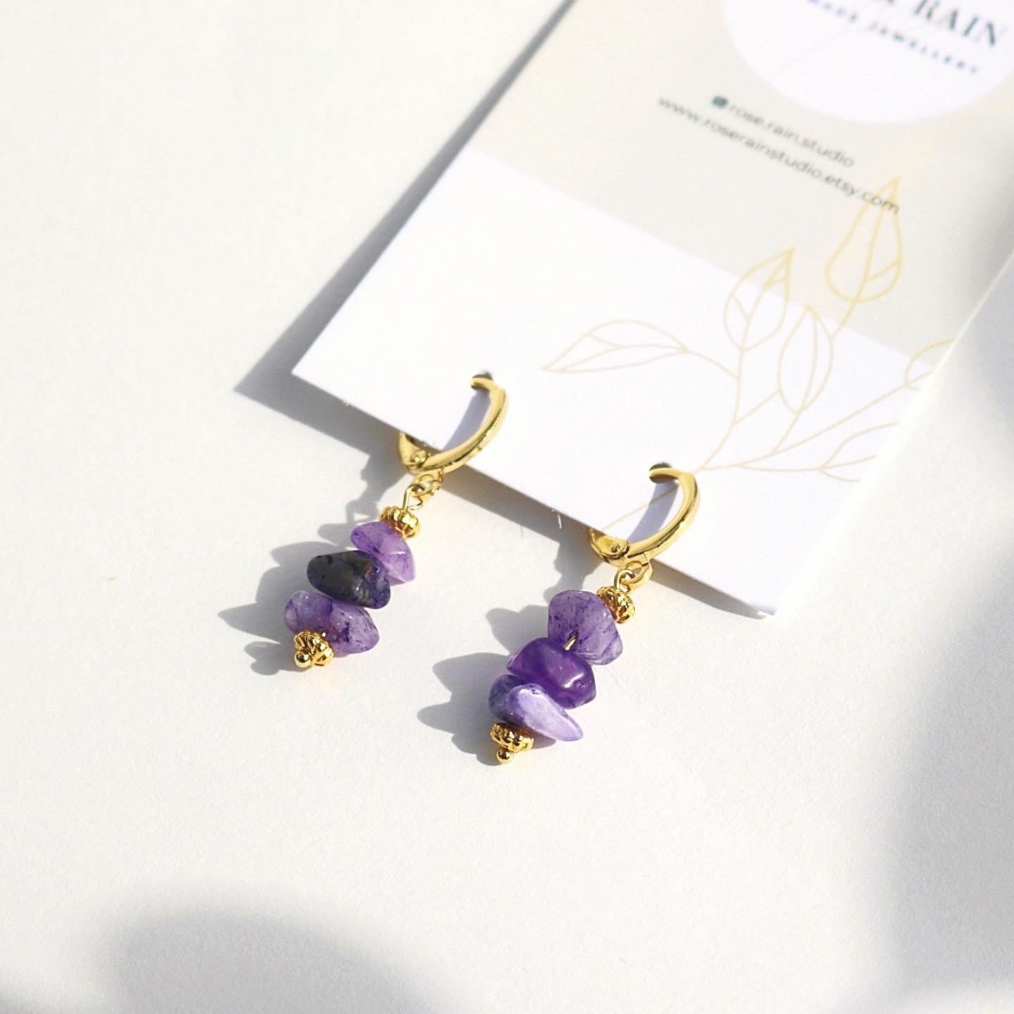 LILY AMETHYST HUGGIE EARRINGS IN 18K GOLD