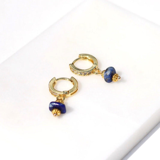 IVY LAPIS LAZULI HUGGIE EARRINGS IN 18K GOLD