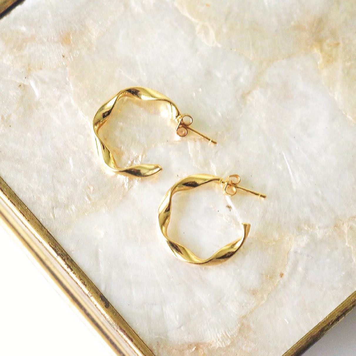 TWISTED HALF HOOP STUDS IN 18K GOLD