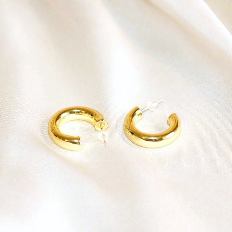 CHUNKY HALF HOOP EARRINGS IN 18K GOLD