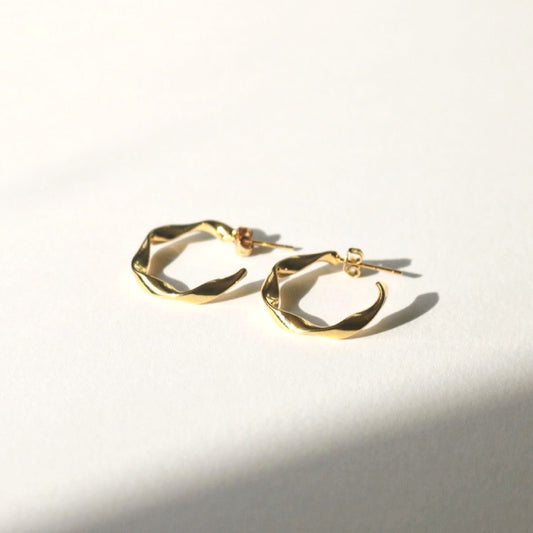 TWISTED HALF HOOP STUDS IN 18K GOLD