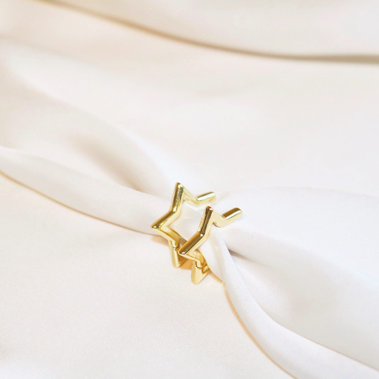 STAR HUGGIE EARRINGS IN 18K GOLD