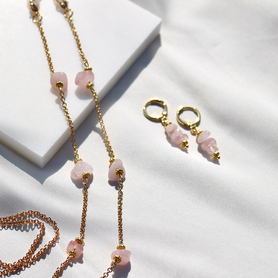 BLOSSOM ROSE QUARTZ SUNGLASSES CHAIN IN 18K GOLD