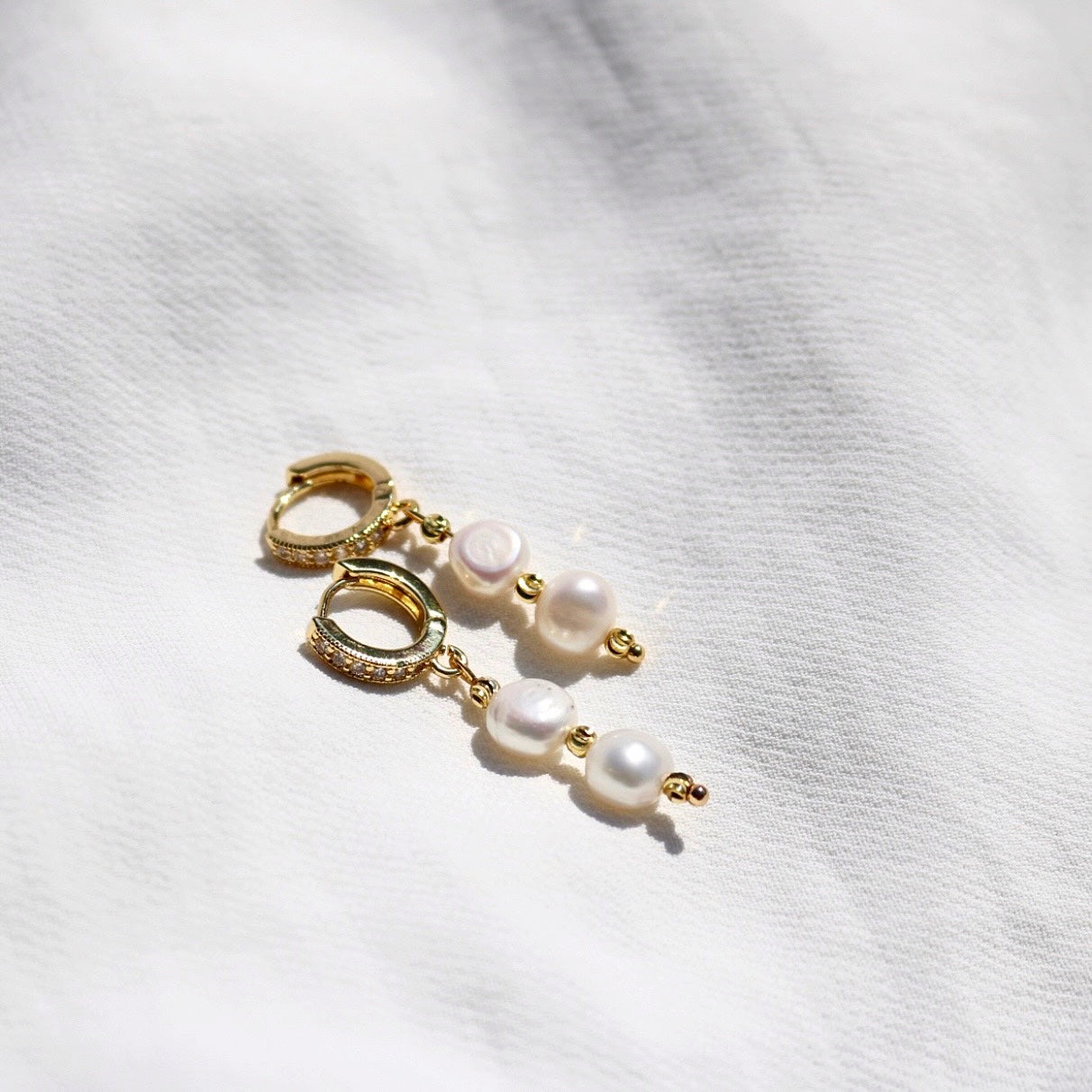 SUNRISE FRESHWATER PEARL HUGGIE EARRINGS IN 18K GOLD