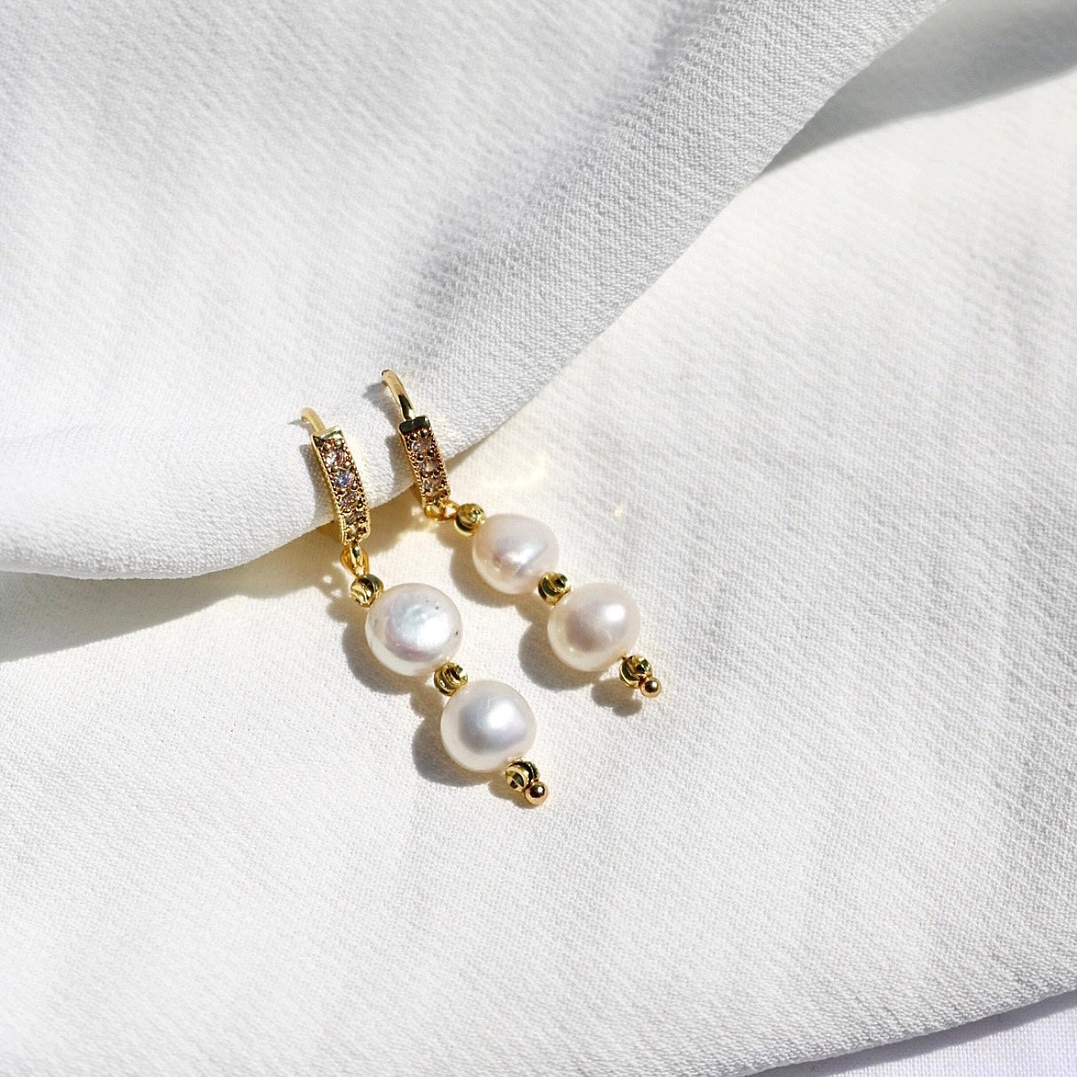 SUNRISE FRESHWATER PEARL HUGGIE EARRINGS IN 18K GOLD