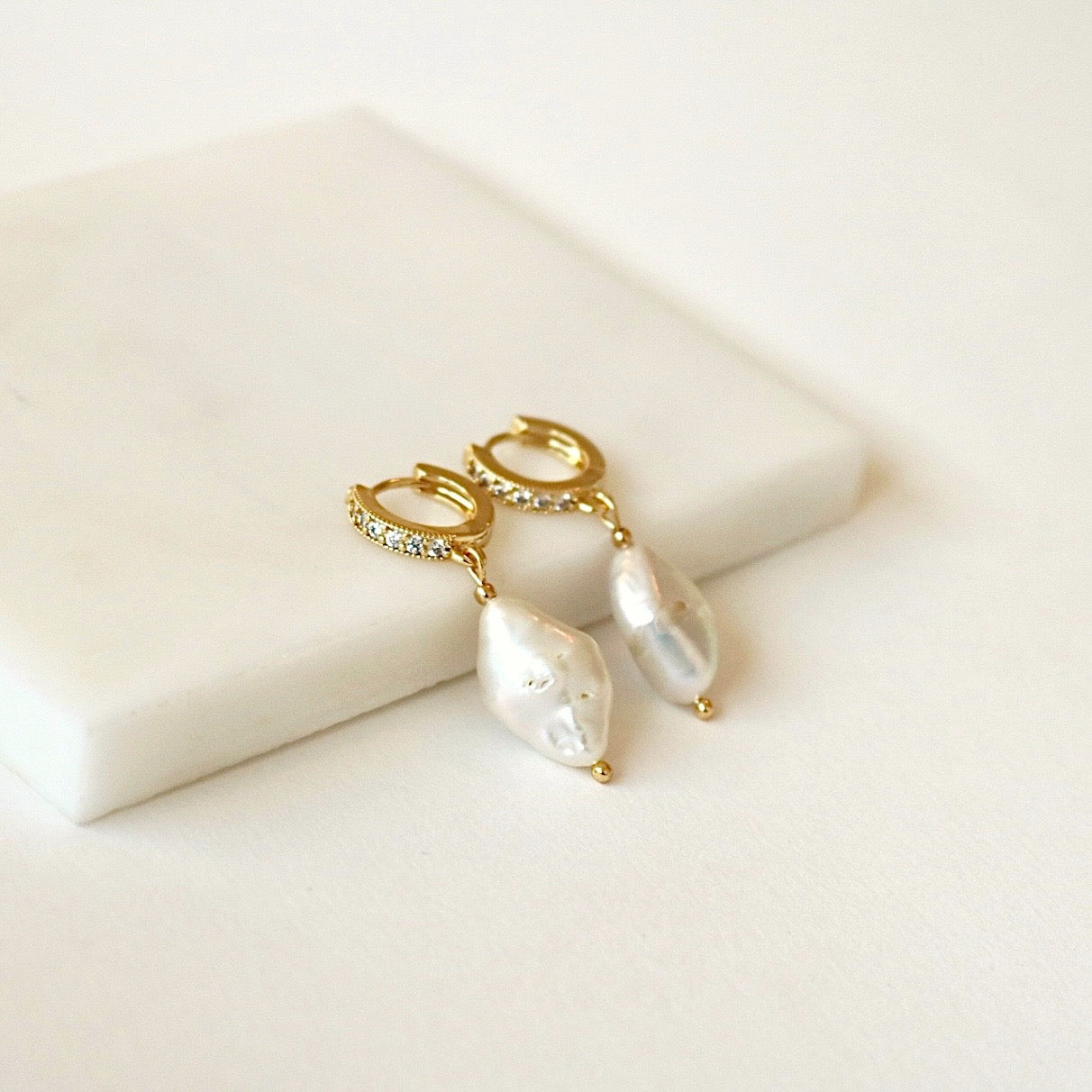 BAROQUE PEARL HUGGIE EARRINGS IN 18K GOLD