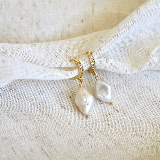 BAROQUE PEARL HUGGIE EARRINGS IN 18K GOLD