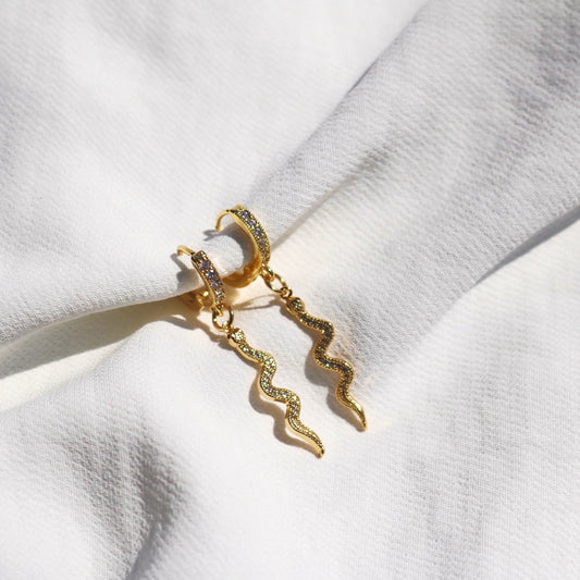 IVY SNAKE CHARM HUGGIE EARRINGS IN 18K GOLD