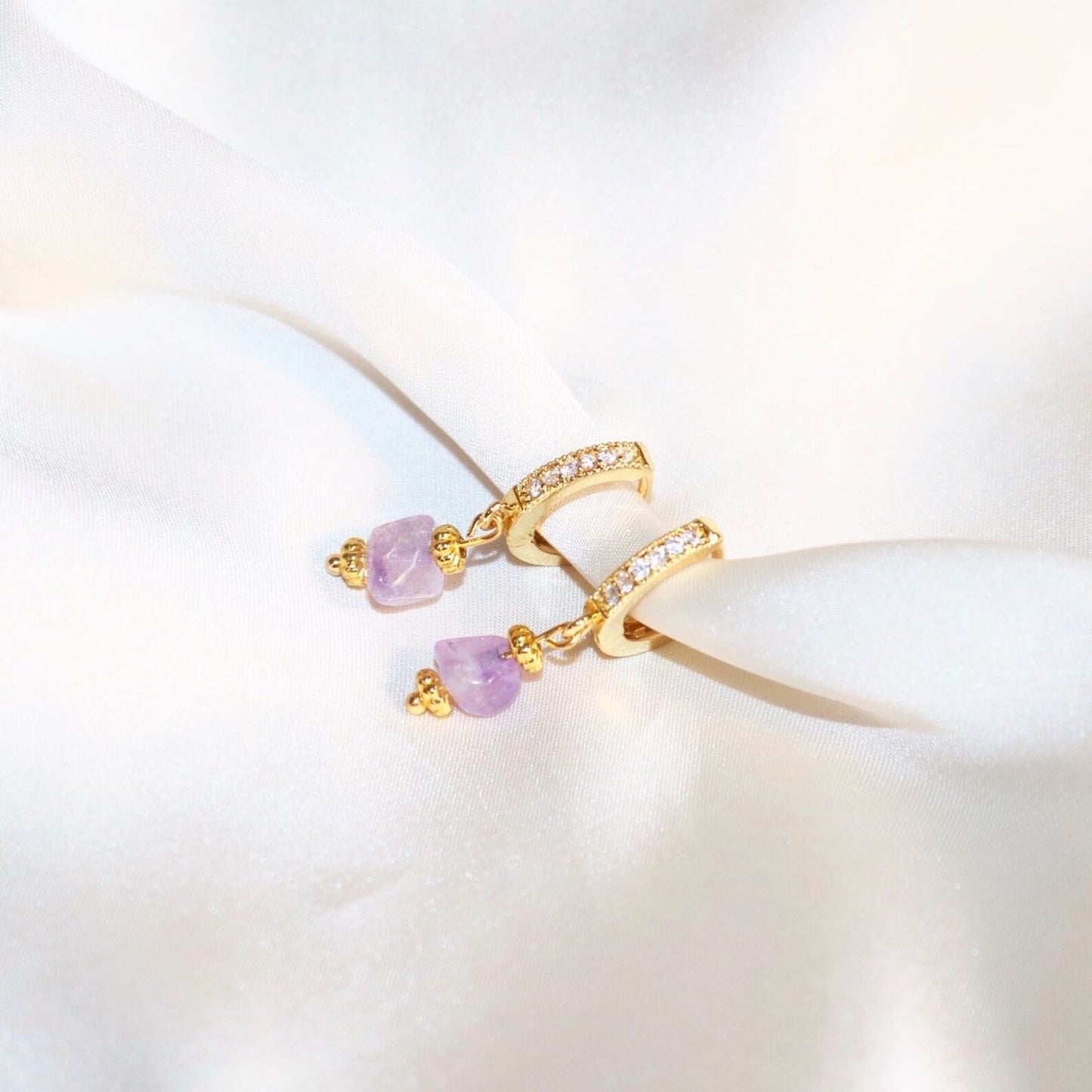 IVY AMETHYST HUGGIE EARRINGS IN 18K GOLD