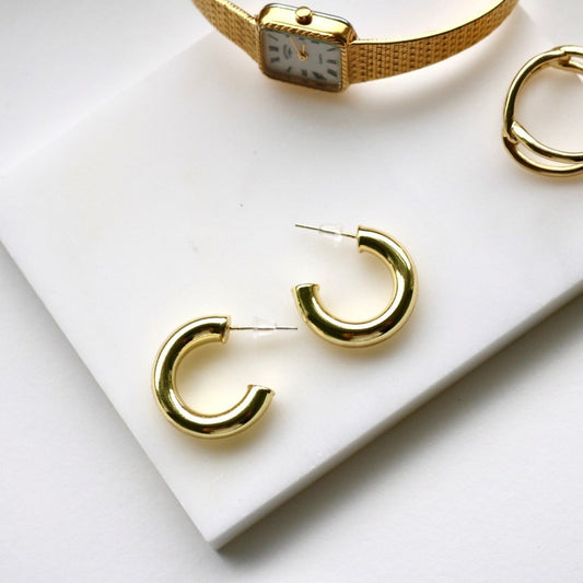 CHUNKY HALF HOOP EARRINGS IN 18K GOLD