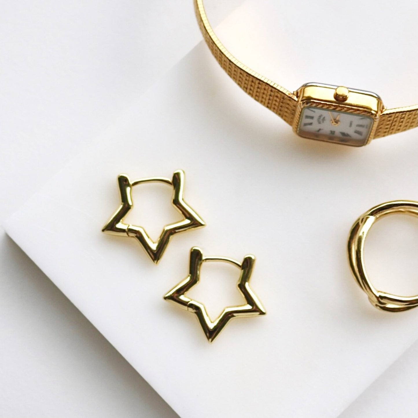 STAR HUGGIE EARRINGS IN 18K GOLD