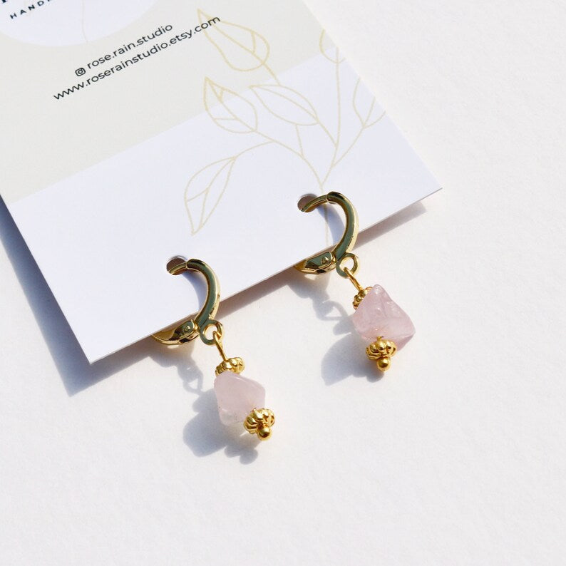 IRIS ROSE QUARTZ HUGGIE EARRINGS IN 18K GOLD