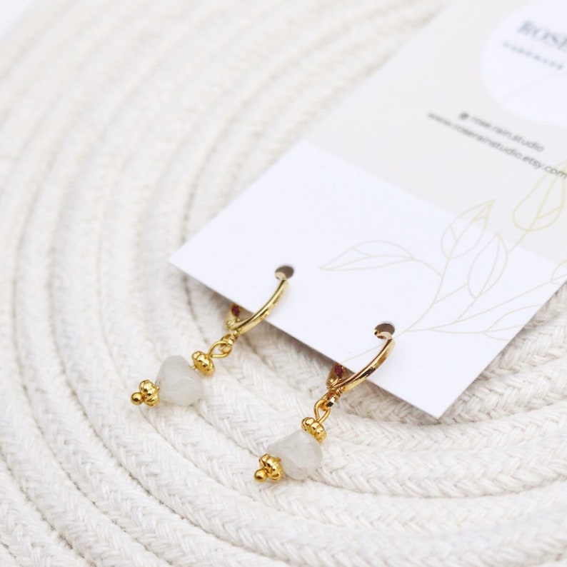 IRIS NATURAL QUARTZ HUGGIE EARRINGS IN 18K GOLD