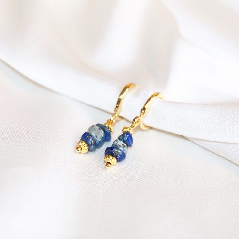 LILY LAPIS LAZULI HUGGIE EARRINGS IN 18K GOLD