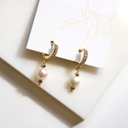 IVY FRESHWATER PEARL HUGGIE EARRINGS IN 18K GOLD