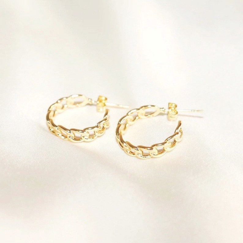 CHAIN HOOP STUD EARRINGS IN 18K GOLD